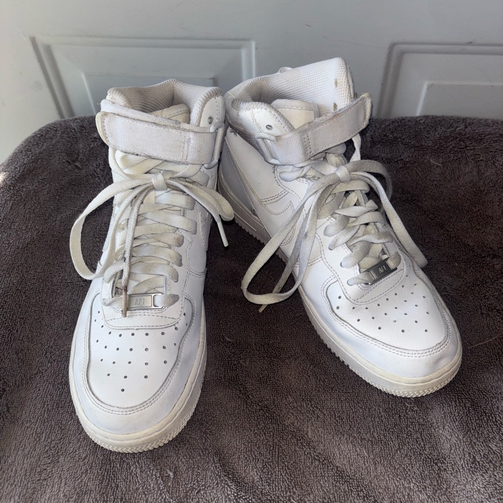 Nike Air Force 1 white high top sneakers size 7 Youth